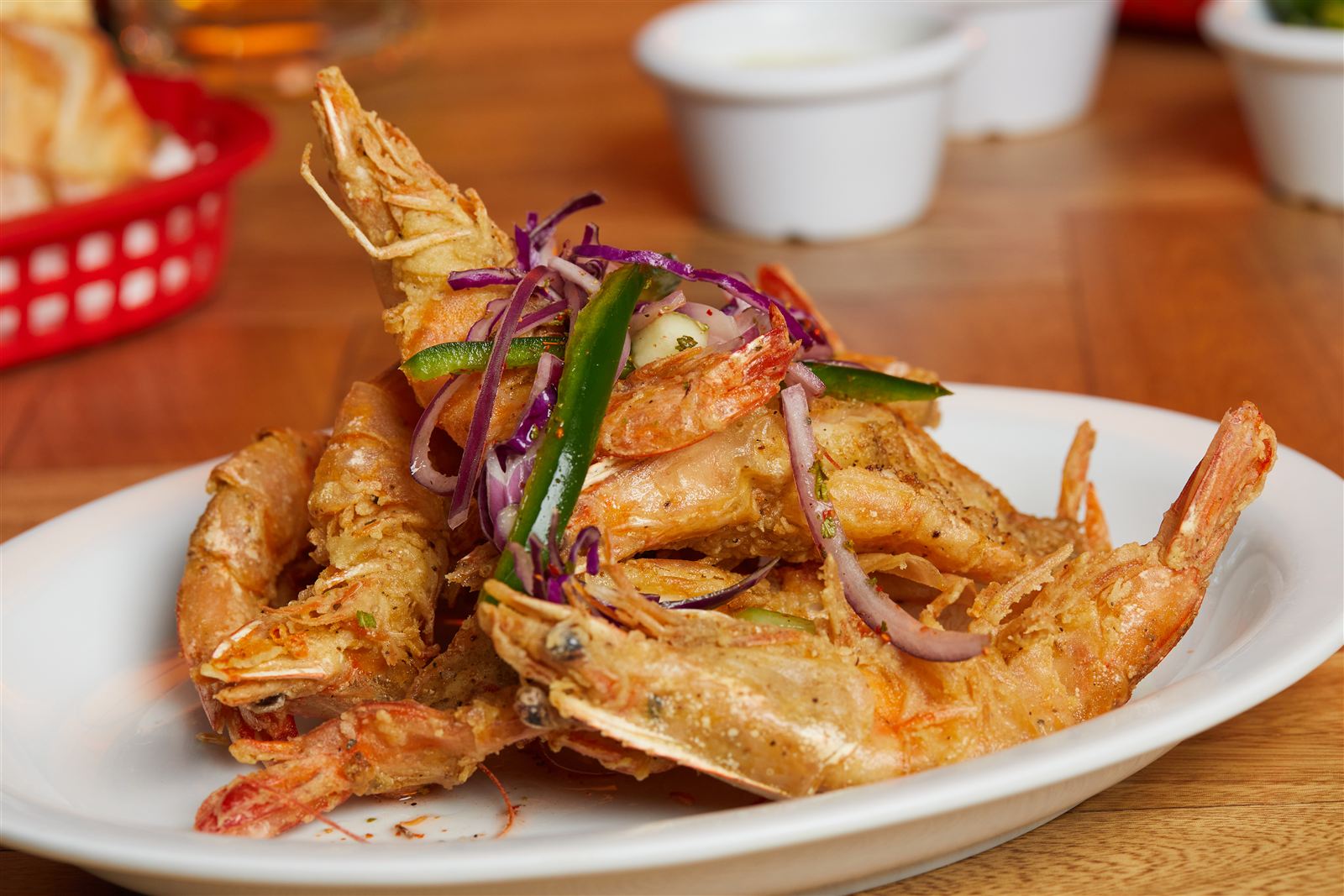 Camarones fritos enteros con cebolla morada y chile
