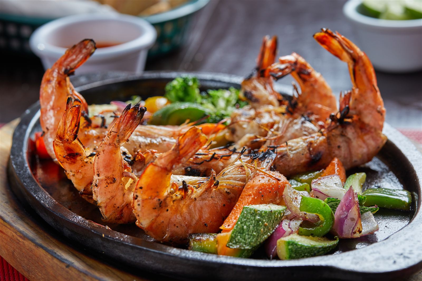 Camarones a la parrilla servidos en comal con verduras