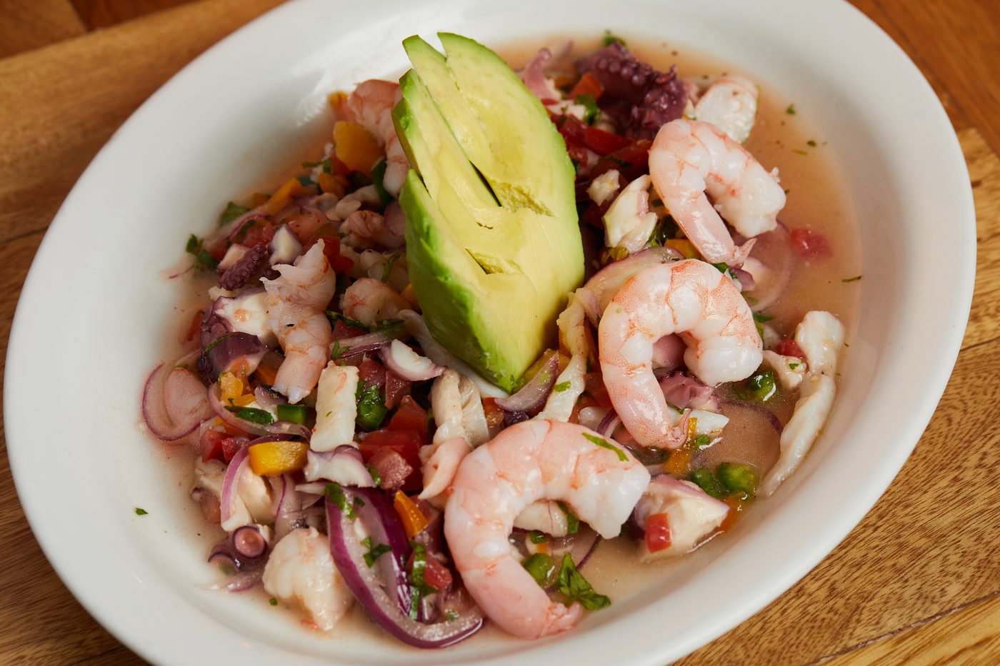 Ceviche campechano de Salmone's con aguacate y camarón