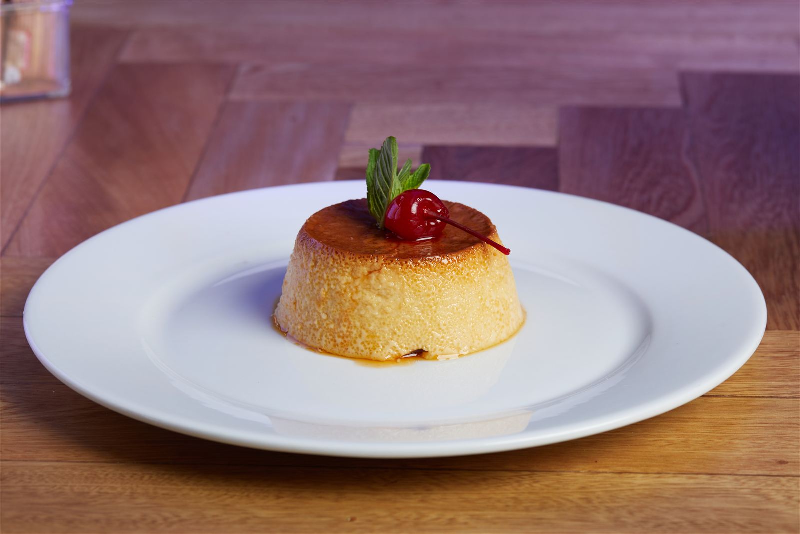 Flan napolitano con cereza y hierbabuena