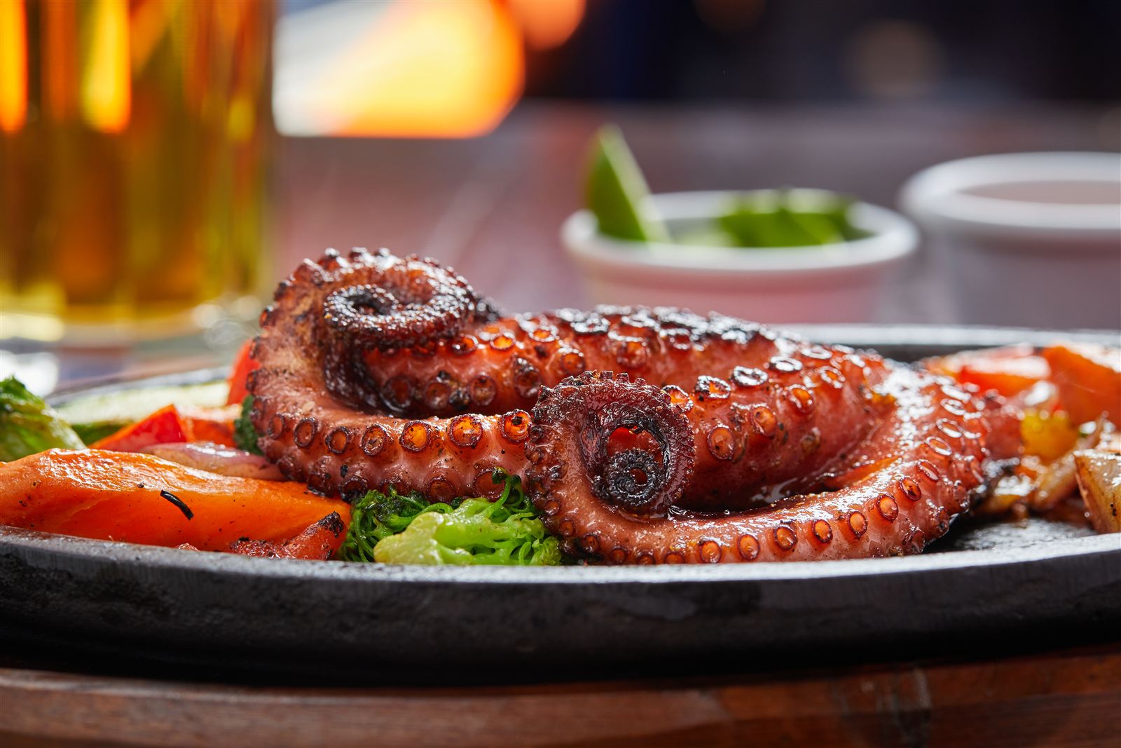 Tentáculos de pulpo a la parrilla sobre comal caliente
