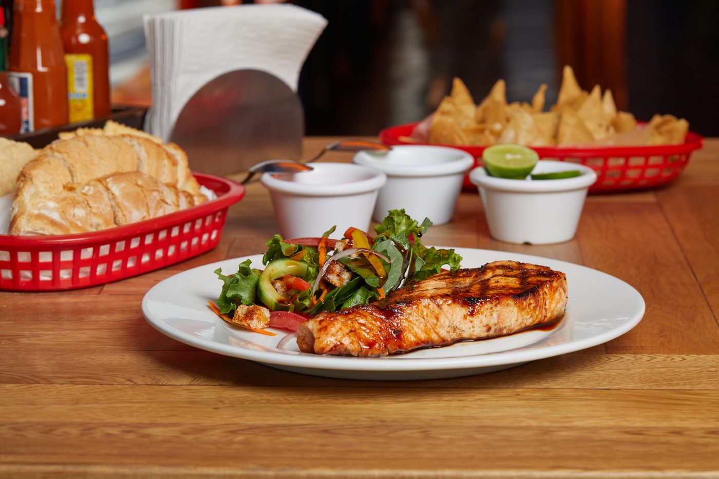 Salmón a la parrilla con ensalada