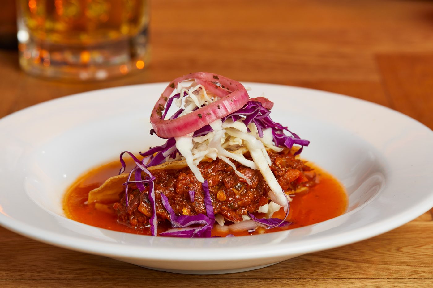 Taco ahogado de Salmone's con repollo y cebolla morada