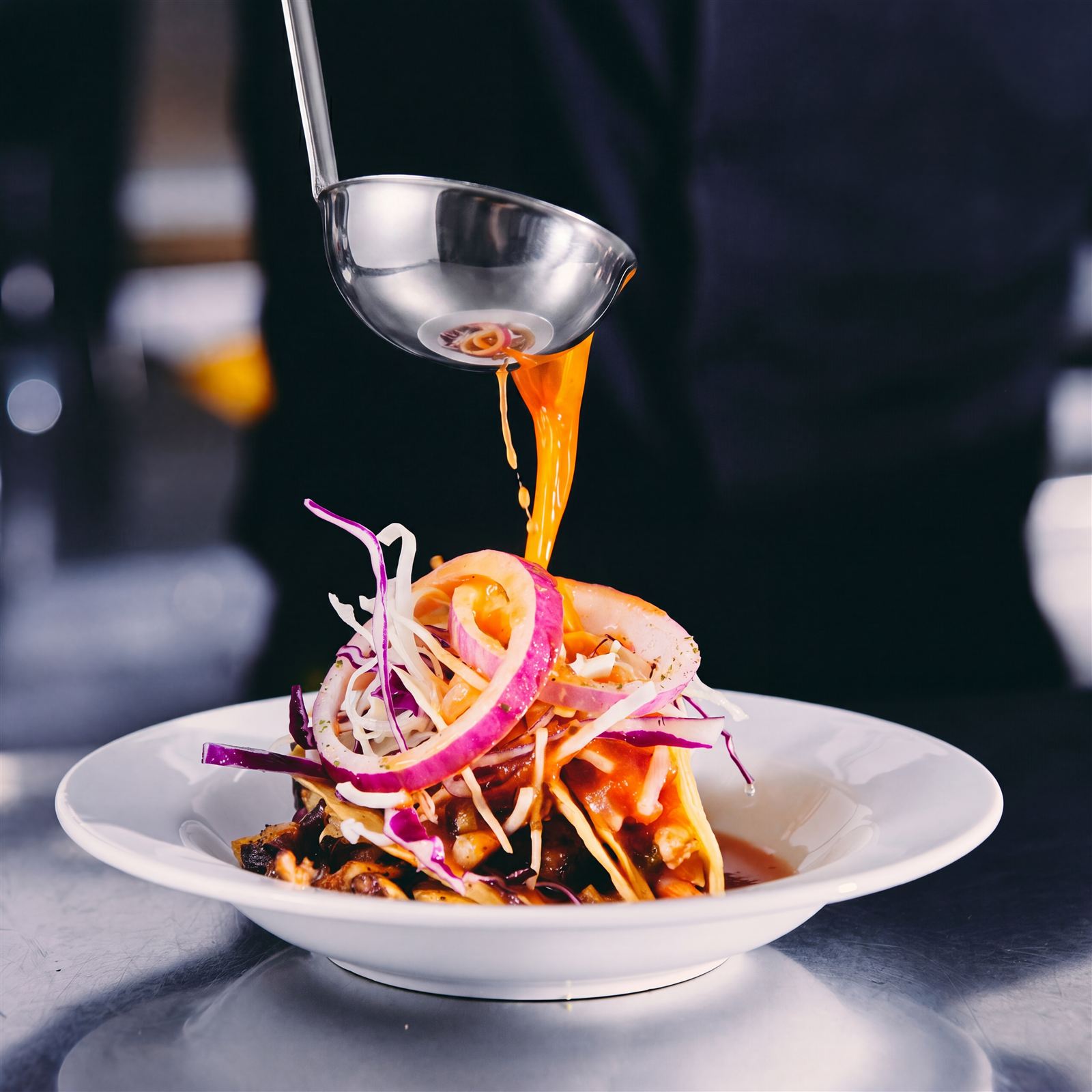 Taco ahogado bañado en salsa al momento de servir